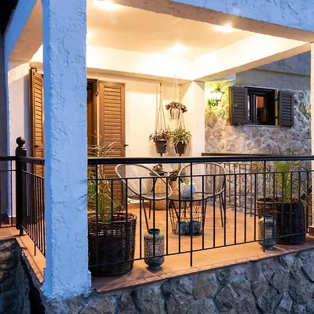 Apartment F & B Collection - St Triada For 8 - Niki